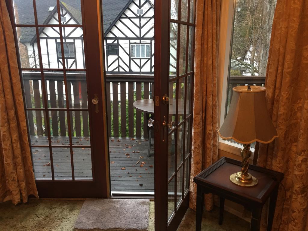 Hemingway'S By The Sea Bed & Breakfast Esquimalt Eksteriør bilde