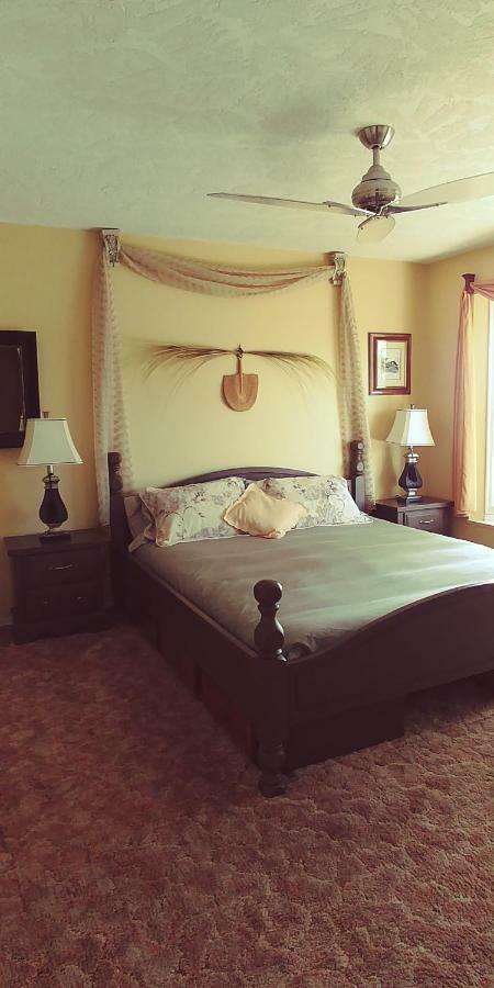 Hemingway'S By The Sea Bed & Breakfast Esquimalt Eksteriør bilde
